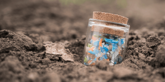 Mikroplastik & Kinderkleidung: Welche Materialien sind besser – und was du im Alltag tun kannst