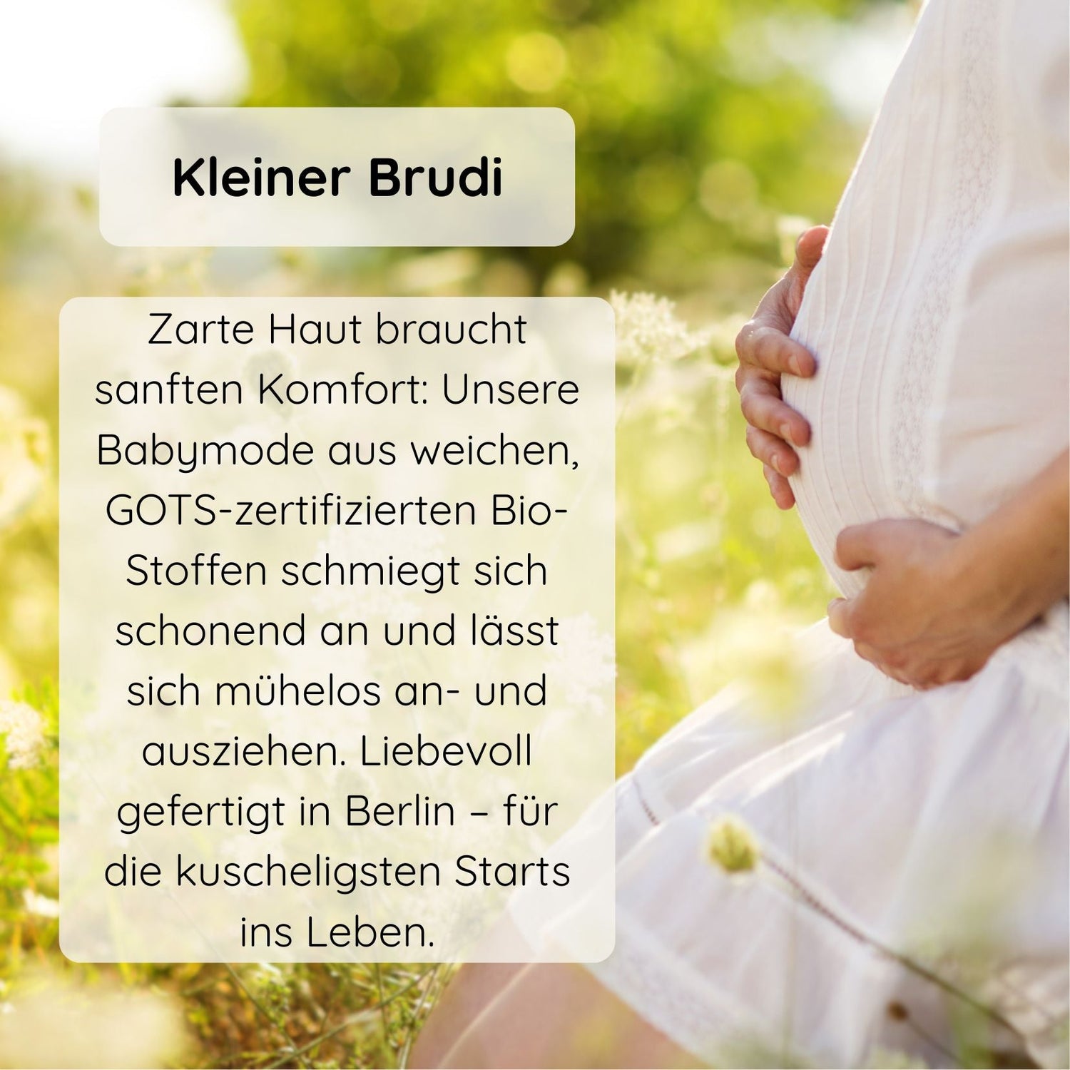 „Nahaufnahme eines Babybauchs im goldenen Gegenlicht, sitzend auf einer Wiese, Symbolbild für Babymode 0-1 Jahr“