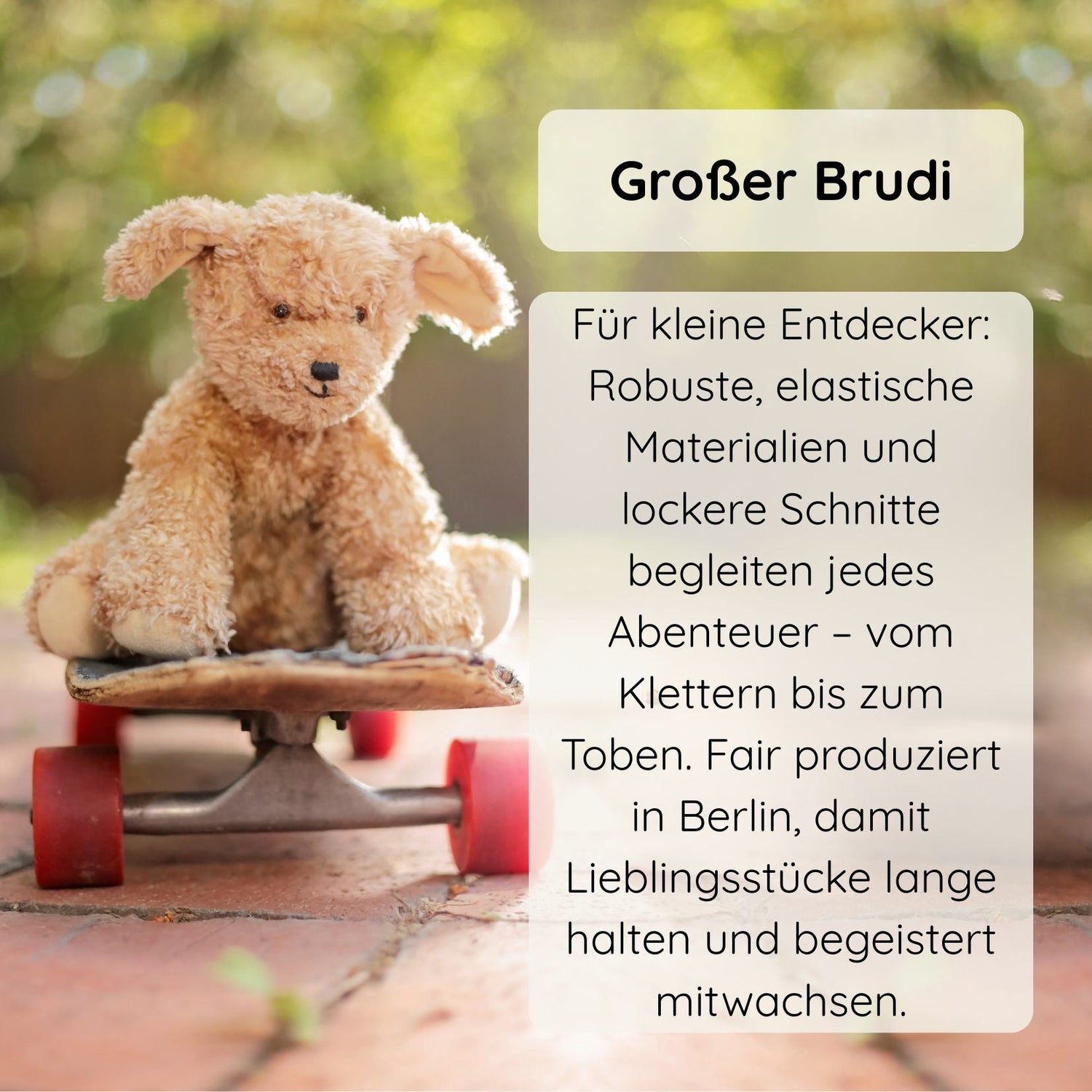 „Teddybär auf einem Skateboard vor unscharf-grünem Hintergrund, Symbolbild für Kindermode 1-5 Jahre“